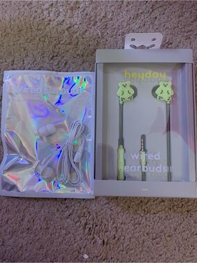 2 Wired Earbuds - Gummy bears and Flowers